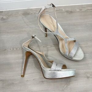 NWOT Pelle Moda‎ Onora Rhinestone T-Strap Platform Sandal Heels Silver Size 8.5